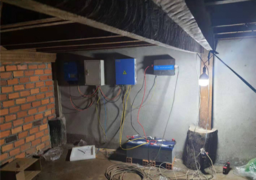 Sistema di pompaggio solare ibrido da 4 kW, sistema di alimentazione solare fuori rete da 2 kVA in Cambogia